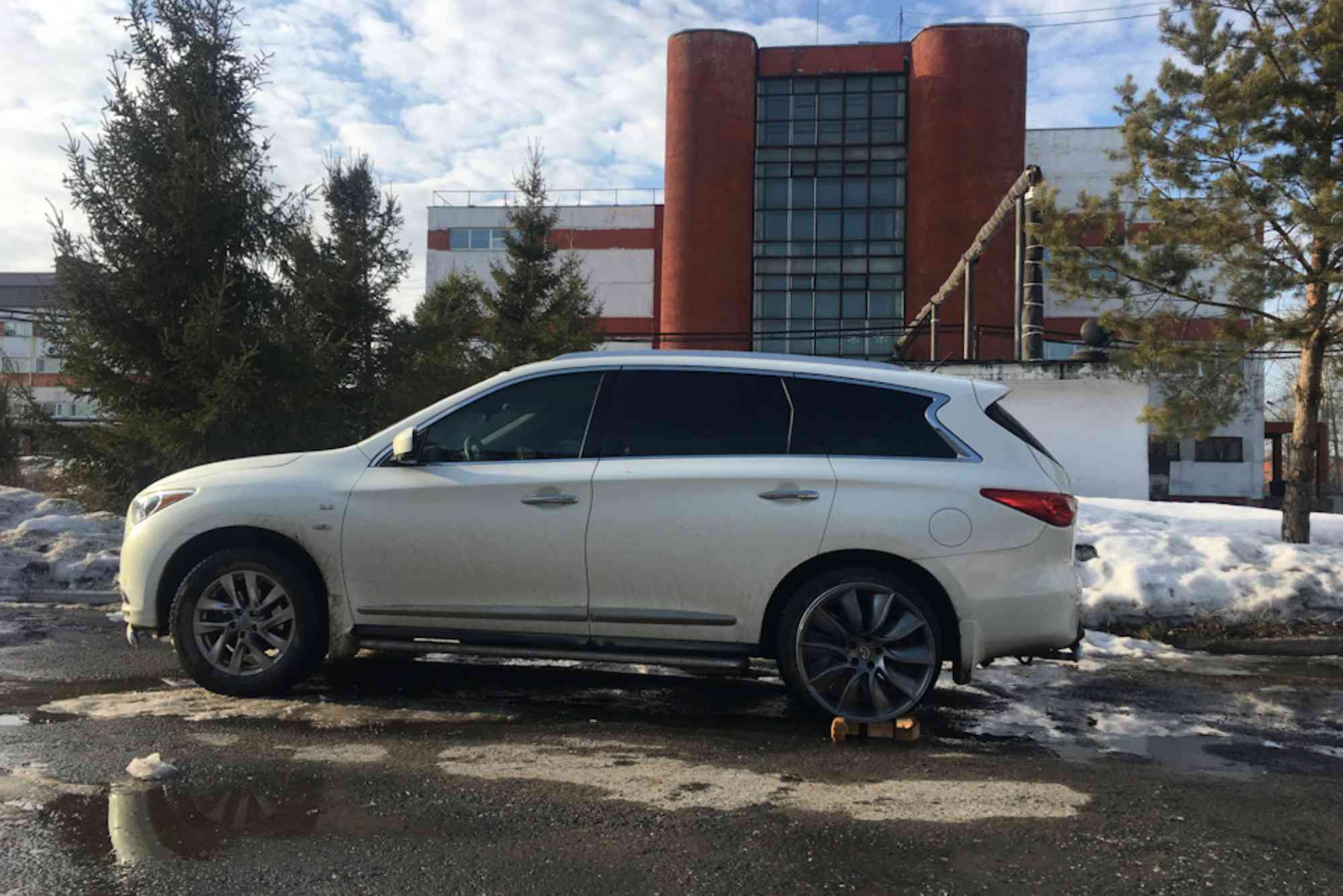 Does Infiniti QX60 Have a Spare Tire